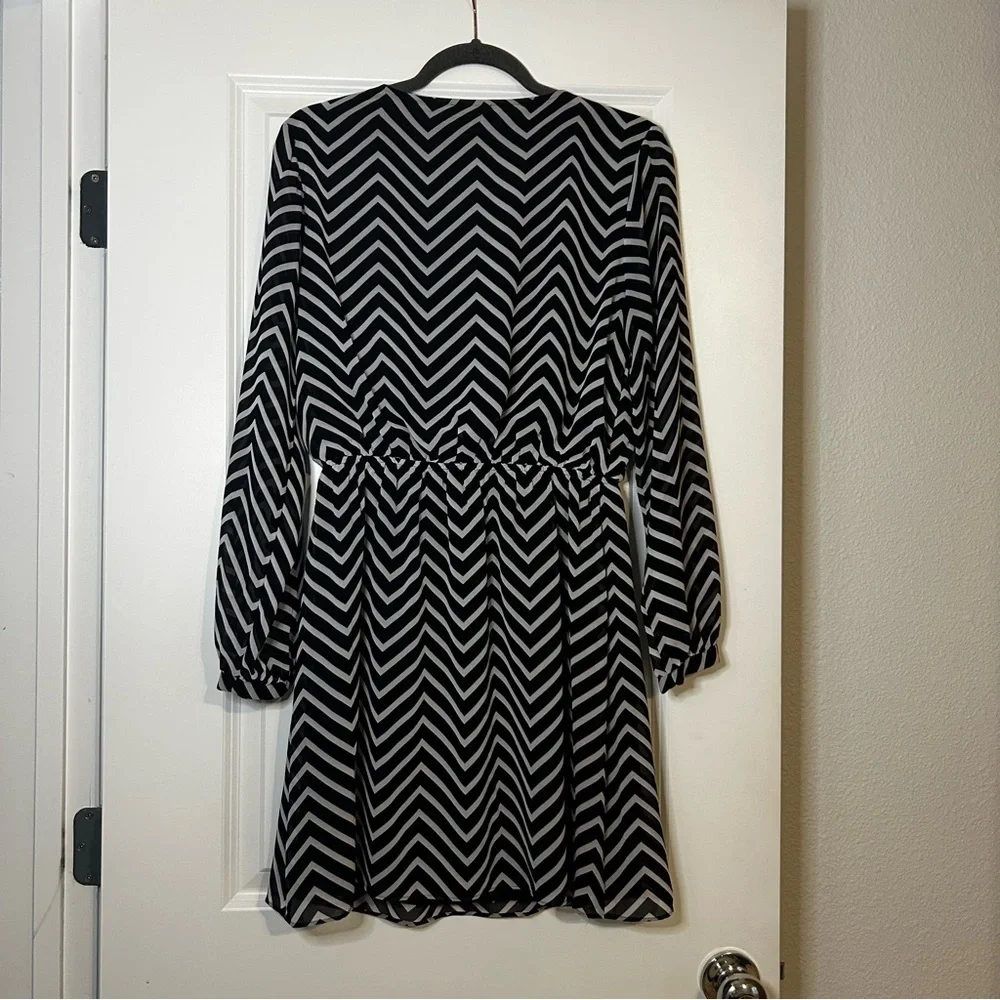 Express Women’s Black and White Chevron Dress Size Medium - Picture 2 of 6